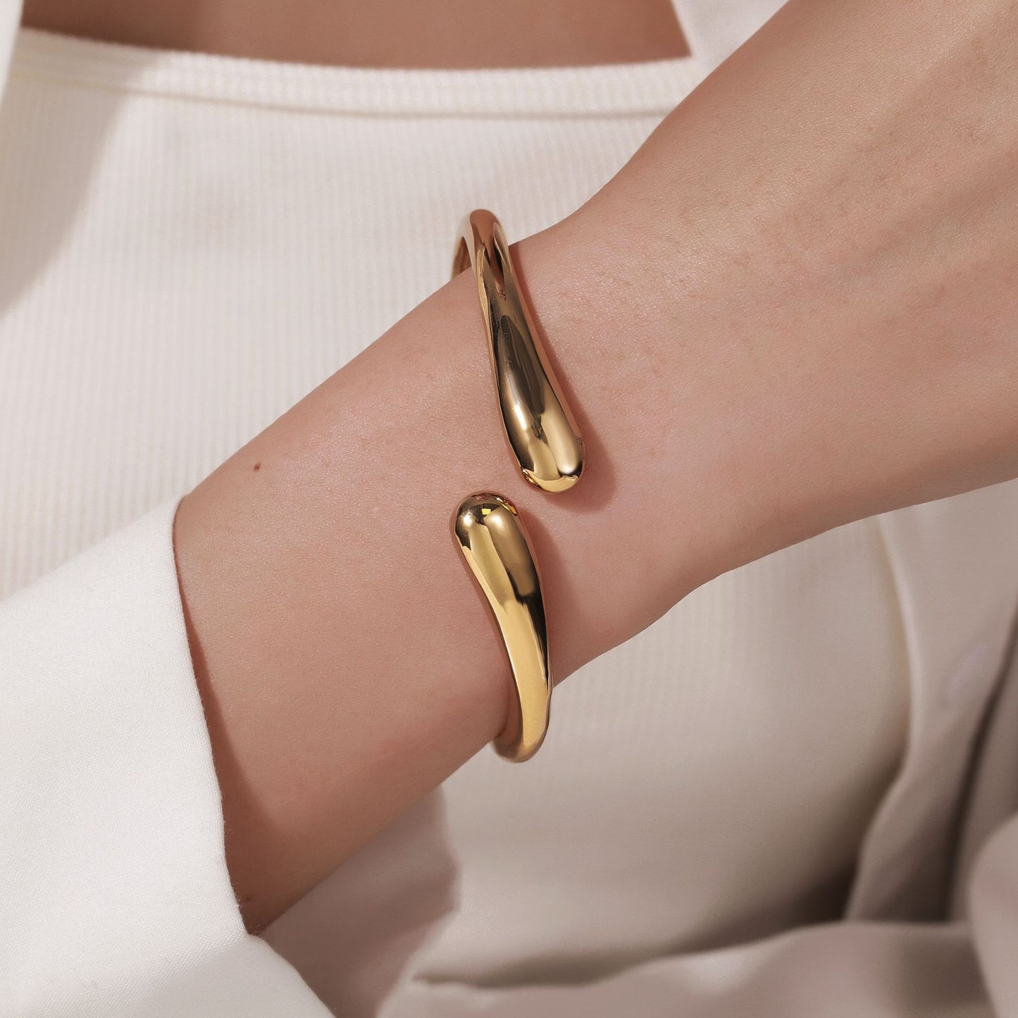 Bracciale Geometrico Minimalista in Lega con Finitura Lucida e Apertura a Molla per Uomo e Donna