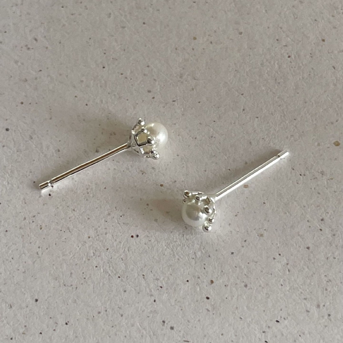 Aretes de perlas con forma de letra minimalista de plata de ley 925 con baño de oro