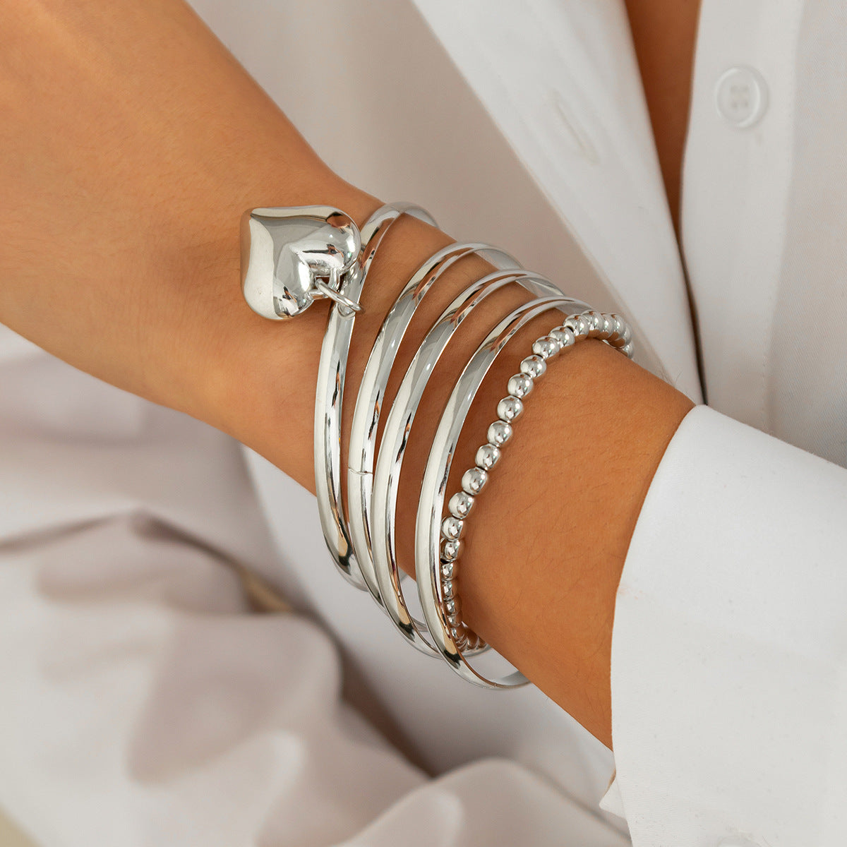 Set di bracciali con ciondolo a forma di cuore minimalista e perline di metallo placcato, per essere indossati in modo impilabile
