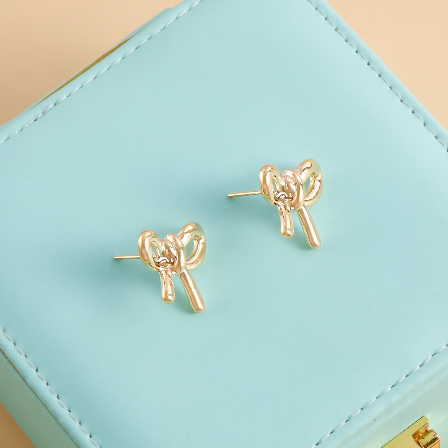 Fashionable Hollow Bow-Shaped Metal Ear Studs for Women with Plated Finish