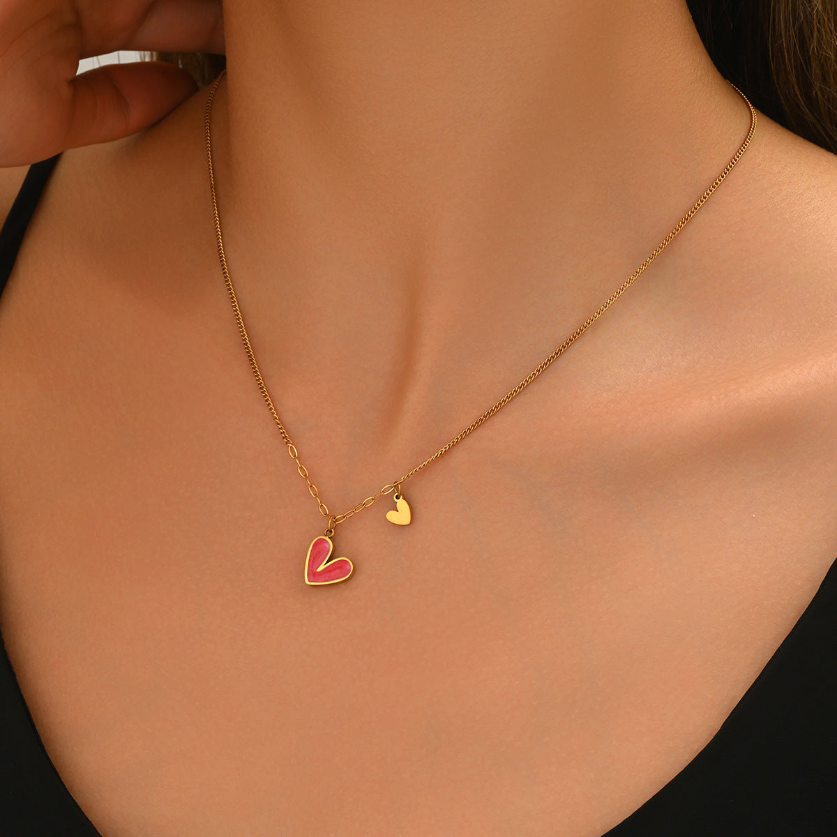 Collar con colgante minimalista elegante de cobre esmaltado en forma de corazón para mujer con diseño delicado para la clavícula
