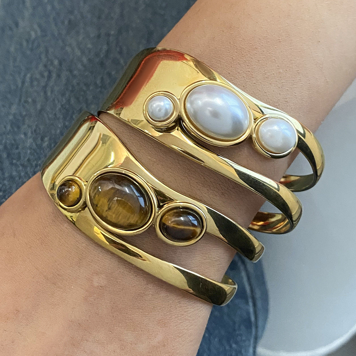 Bracciale alla moda traforato con perle in acciaio inossidabile con finitura placcata da donna