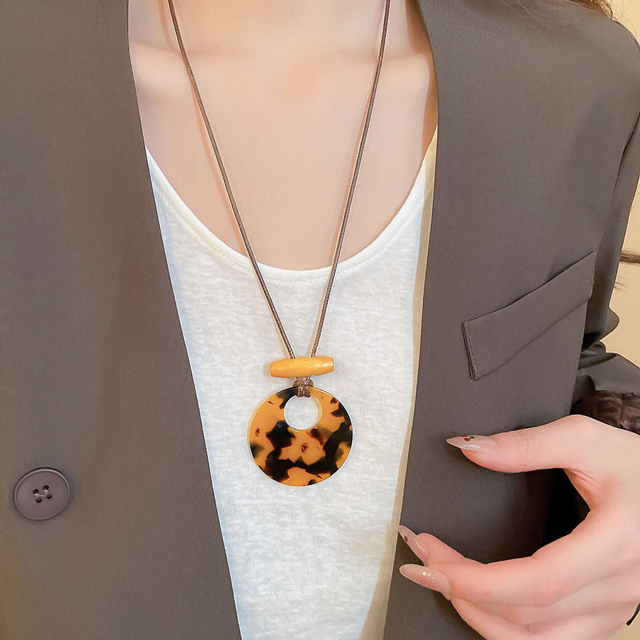 Collana con ciondolo geometrico in acrilico stile retrò da donna con charm in lega, fatta a mano, catena a strati alla moda minimalista