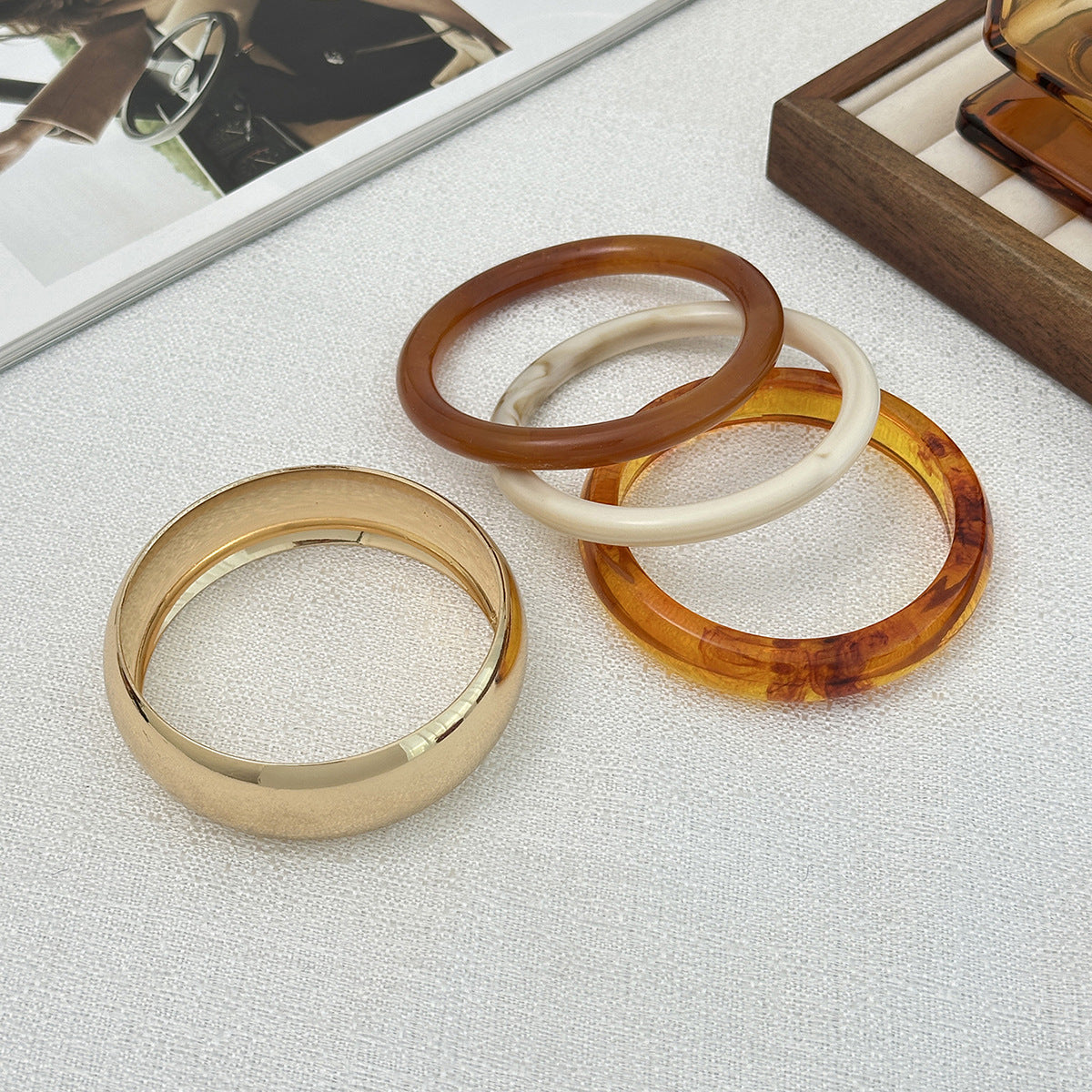 Bracciale a Polsino Geometrcio in Resina alla Moda da Donna con Effetto Ombré Irregolare e Finitura Placcata