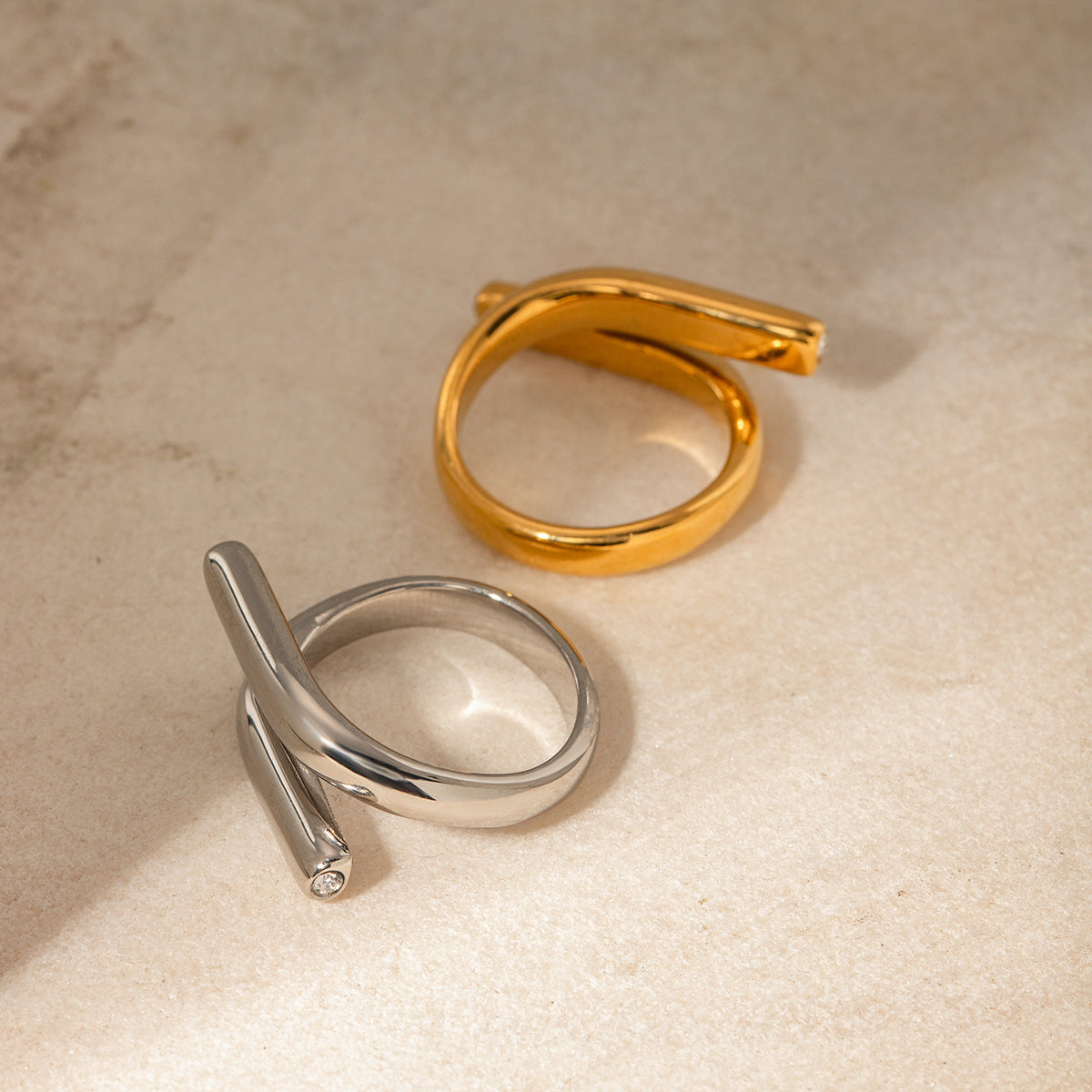 Anillo de banda entrelazada asimétrica minimalista de acero inoxidable con chapado en oro de 18 quilates e incrustaciones de diamantes de imitación