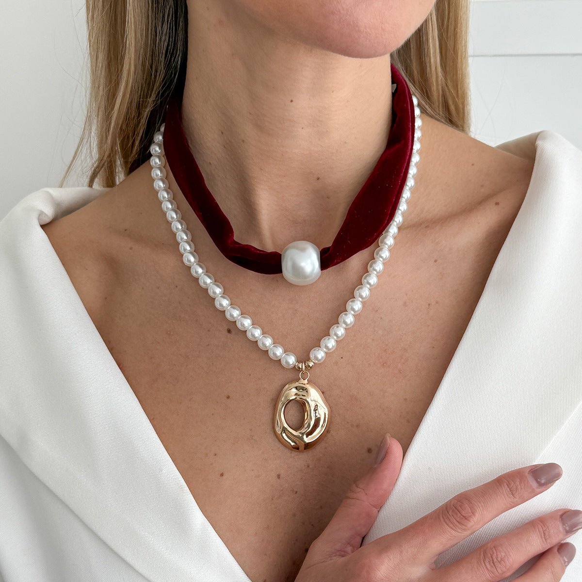 Luxury Elegant Round Geometric Alloy Pendant Velvet Beaded Choker Necklace for Women