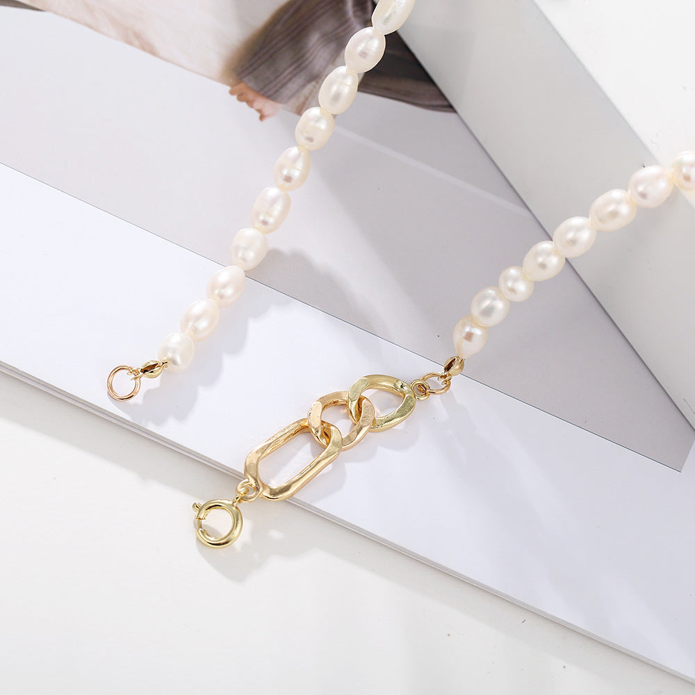 Collana Minimalista Geometrica da Donna con Perle d'Acqua Dolce e Pendente in Lega su Catena a O, Girocollo Regolabile e Catena per Maglione