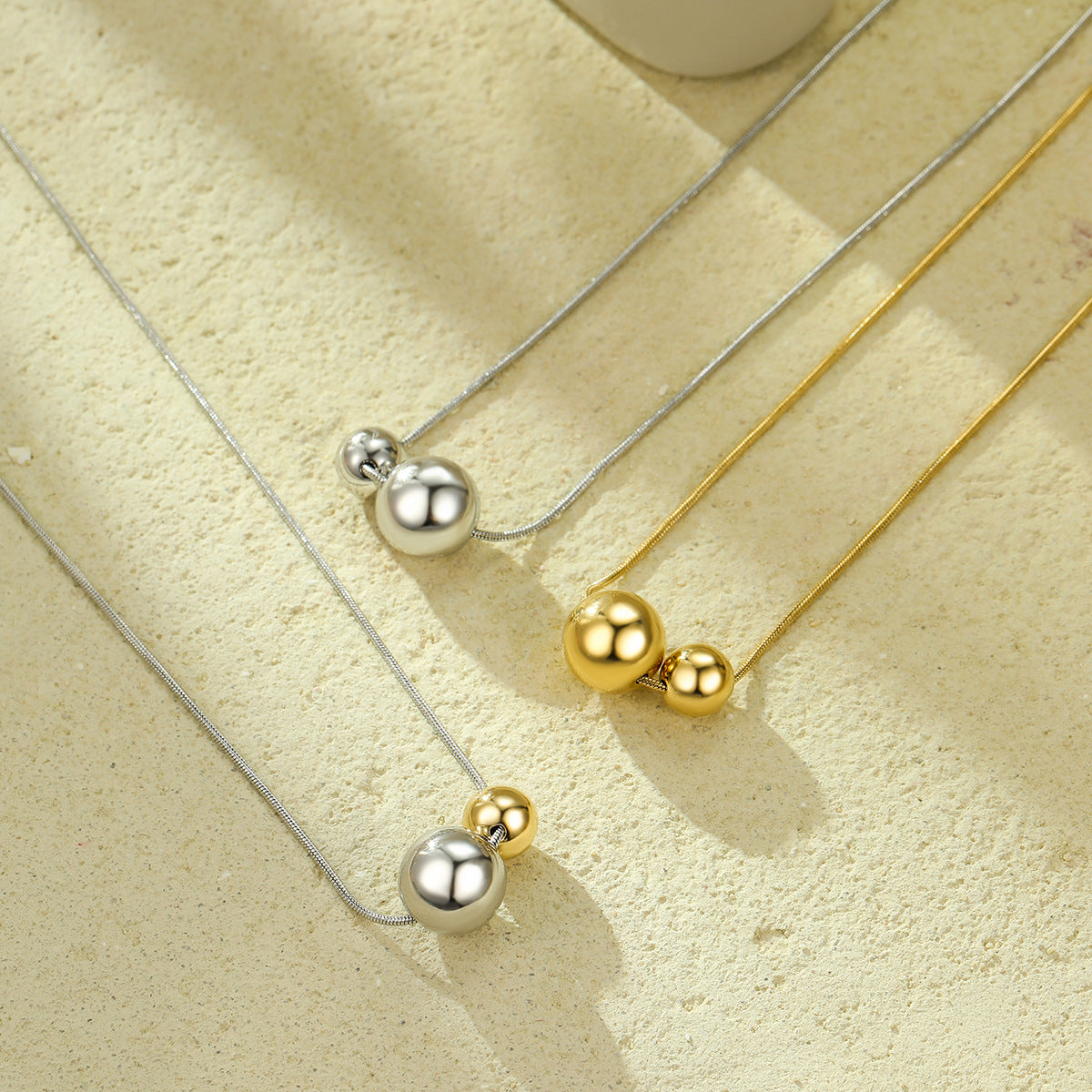Collar con colgante esférico hueco de acero inoxidable de moda minimalista con chapado al vacío para mujer