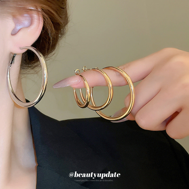Elegantes aretes de aro geométricos minimalistas de aleación con acabado galvanizado para mujer