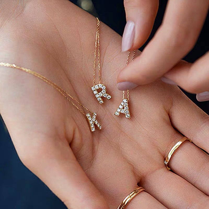 Collana con Ciondolo a Lettera Minimalista da Donna in Acciaio al Titanio con Placcatura in Oro 18K e Strass su Catena O-Ring
