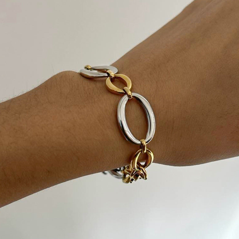 Bracciale geometrico placcato in acciaio inossidabile da donna con stile minimalista moderno e design a catena intrecciata
