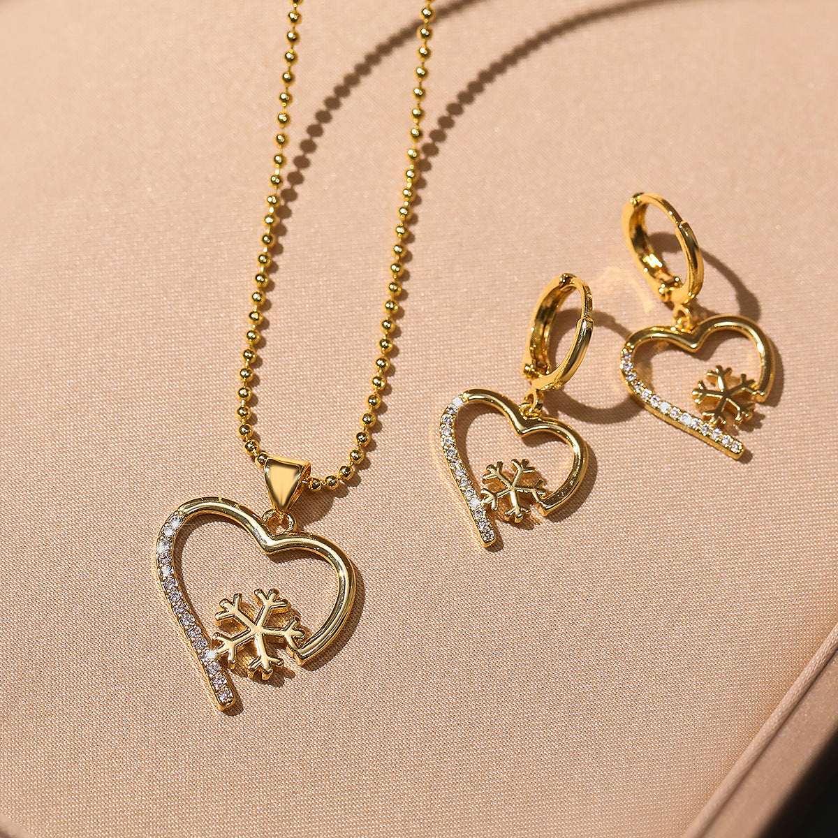 Set di orecchini e collana pendente a cuore con fiocco di neve in zircone placcato oro 18 carati minimalista per donne