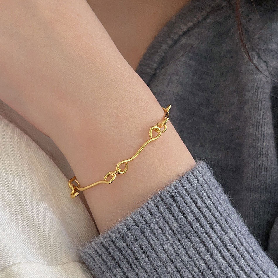 Minimalist Geometric Interlocking Bracelet in 925 Sterling Silver with Plated Finish