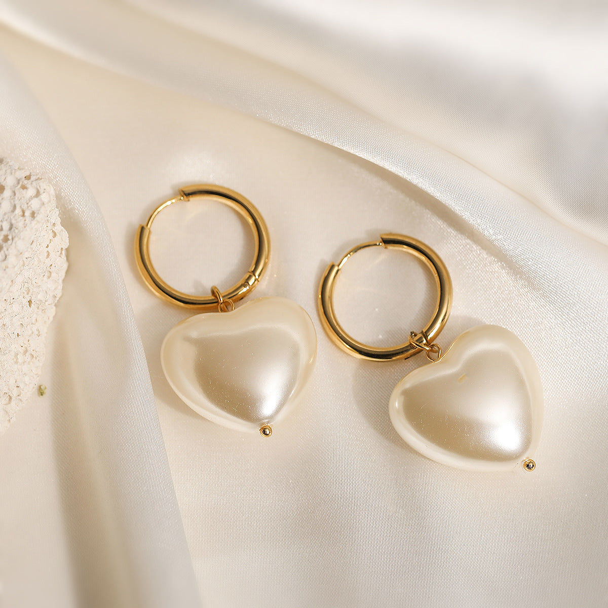 Orecchini Eleganti da Donna Placcati Oro 18 carati a Forma di Cuore in Acciaio Inossidabile con Perle, Accessorio di Moda Minimalista