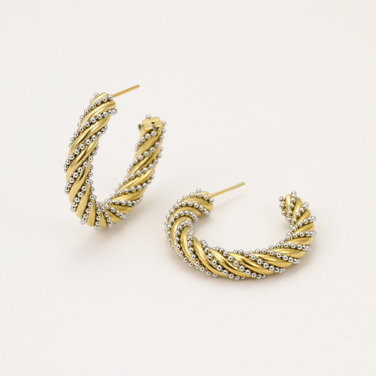 Orecchini a polsino geometrici minimalisti in acciaio inossidabile con placcatura in oro 18 carati e design a corda intrecciata, orecchini da donna alla moda