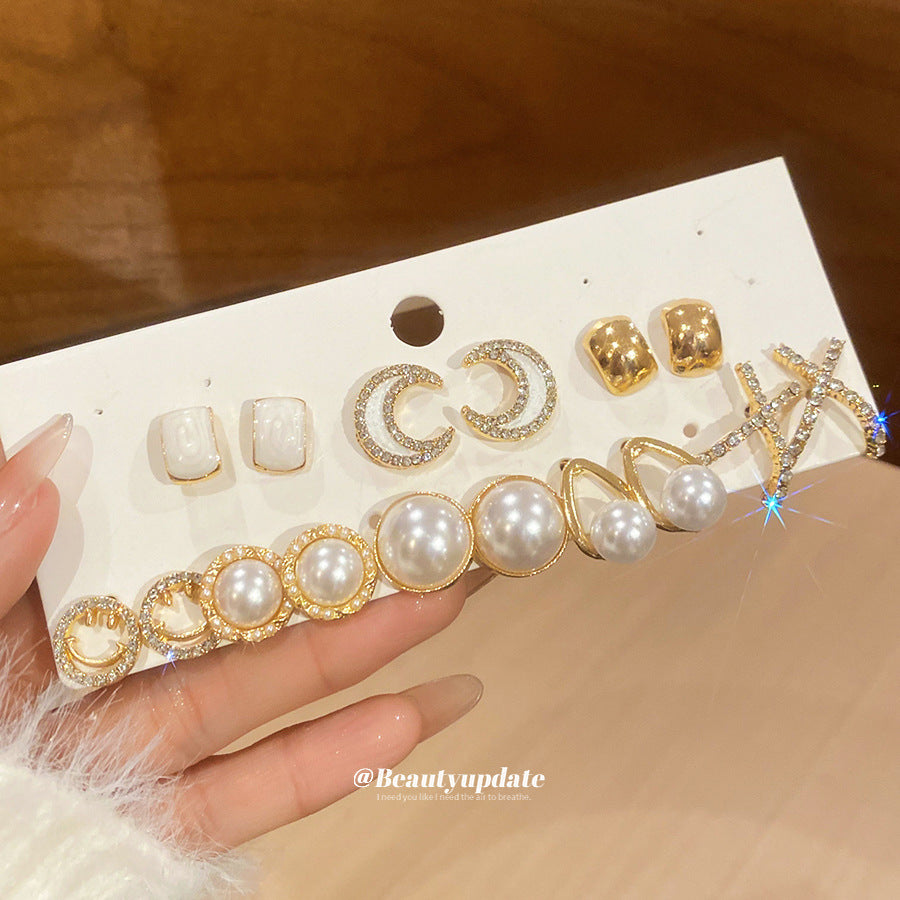 Set di Orecchini a Perno Eleganti con Perle Floreali da Donna con Perni in Acciaio al Titanio e Finitura Smaltata per un Look Lussuoso Quotidiano