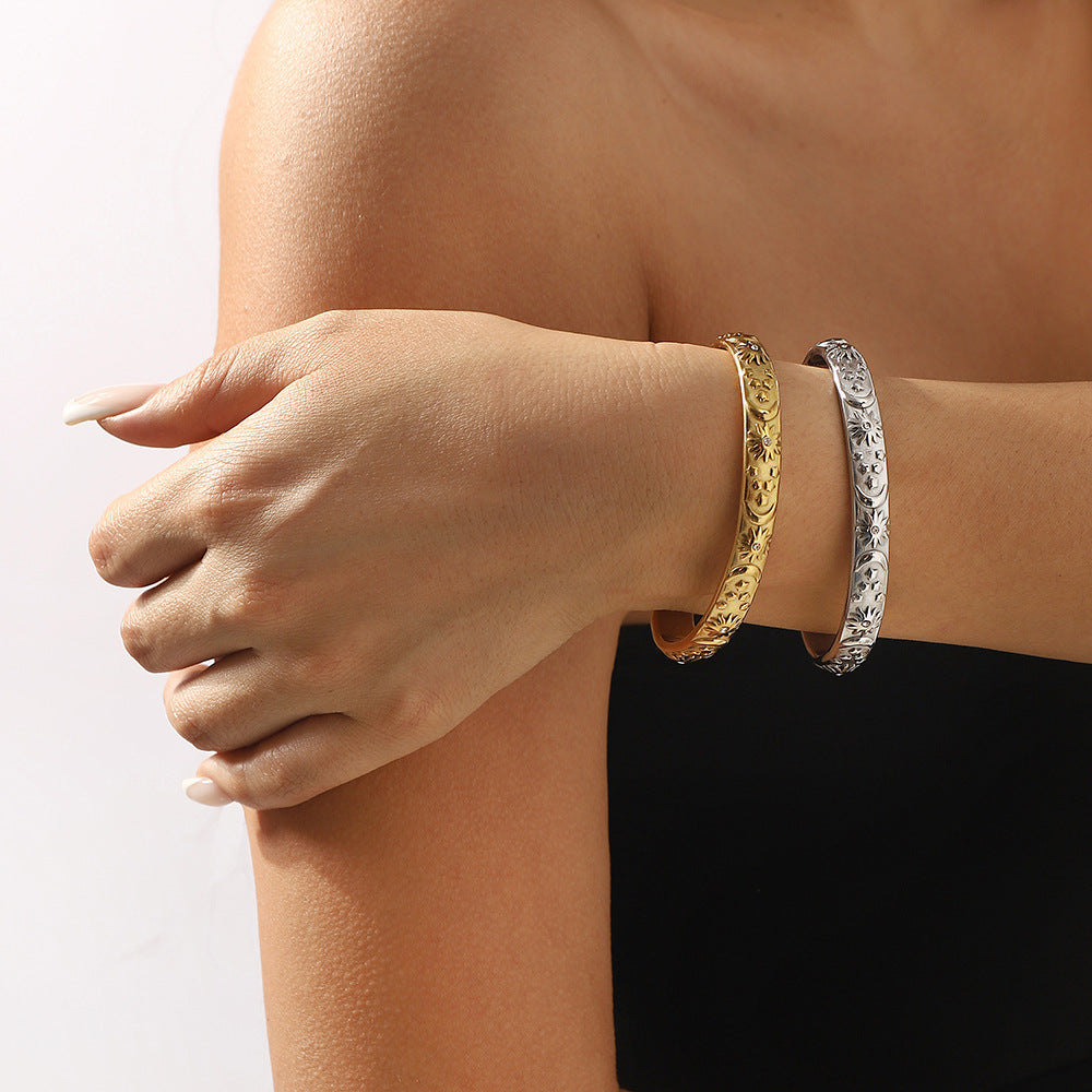 Elegante Pulsera con Relieve Geométrico de Estrella y Luna con Incrustaciones de Zirconia en Acero Inoxidable para Mujer