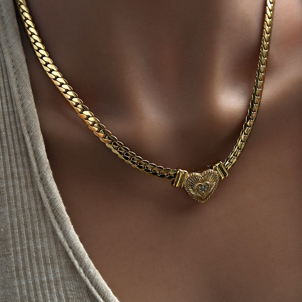 Collana con pendente a cuore minimalista in acciaio inossidabile con intarsio di strass e placcatura in oro da donna