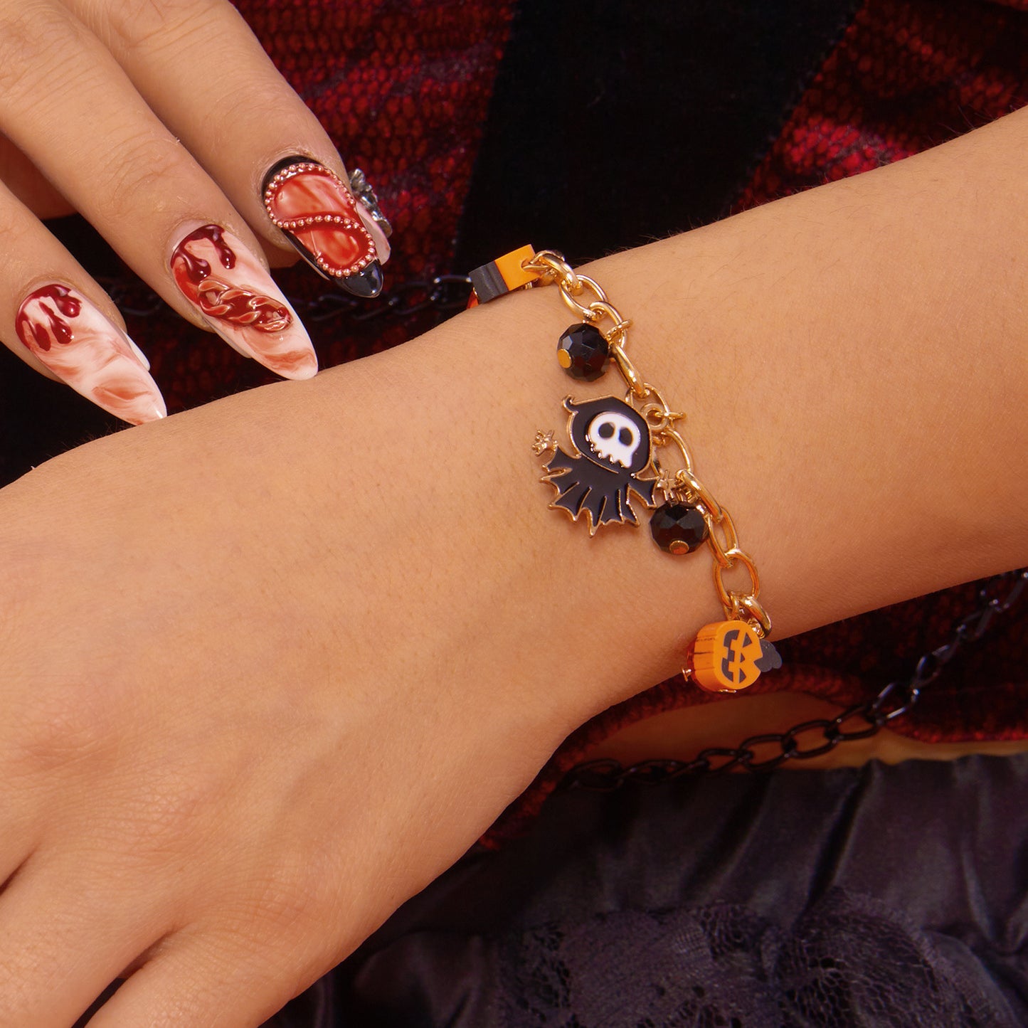 Pulsera de aleación con esqueleto, fantasma y calabaza de Halloween "Sweet-Edgy" con detalles de diamantes de imitación y acabado chapado