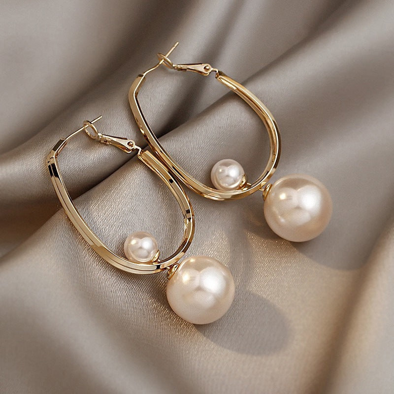 Orecchini a farfalla geometrici chic con perle d'acqua dolce e intarsio di zirconi su perni in argento sterling 925