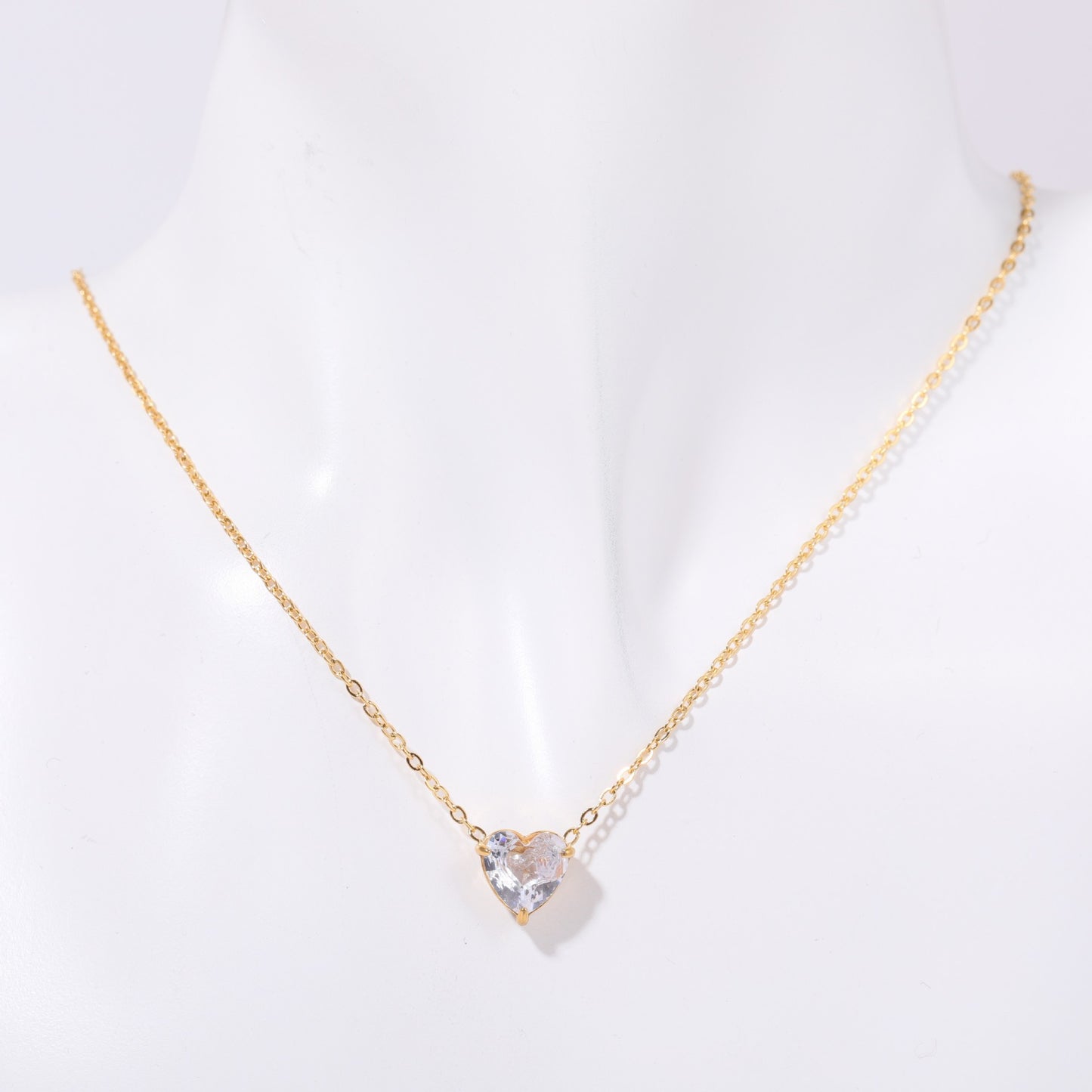 Collana con ciondolo geometrico alla moda in acciaio inossidabile con ciondolo a forma di cuore in pietra portafortuna in acciaio al titanio elettrolitico e catena a O