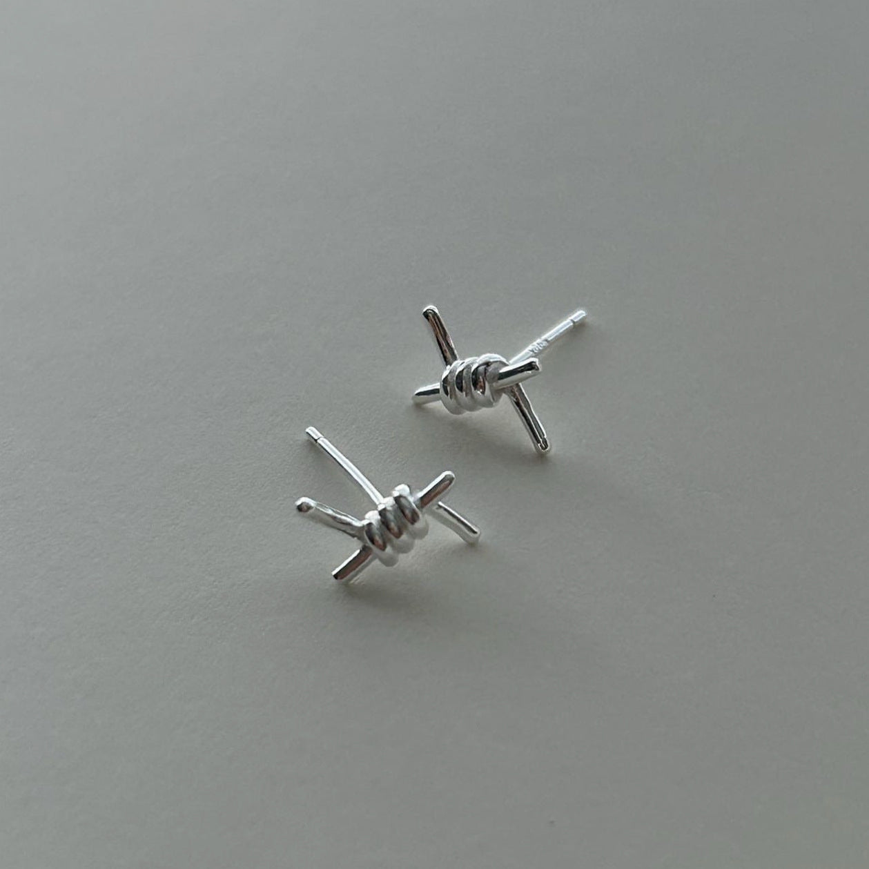 Pendientes de tuerca minimalistas de plata de ley 925 con nudo de letras geométricas