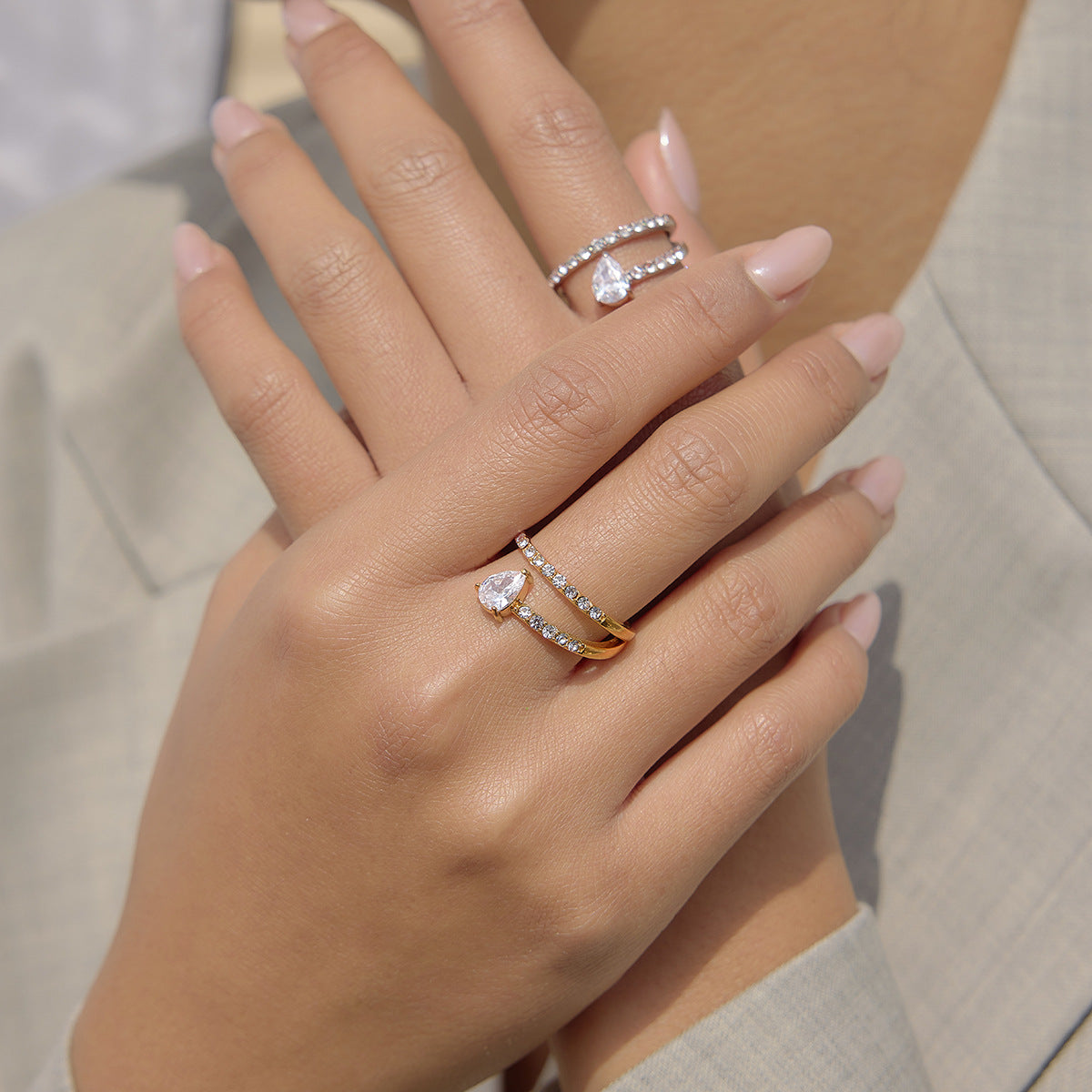 Anello aperto da donna in acciaio inossidabile geometrico placcato oro PVD con zirconi cubici