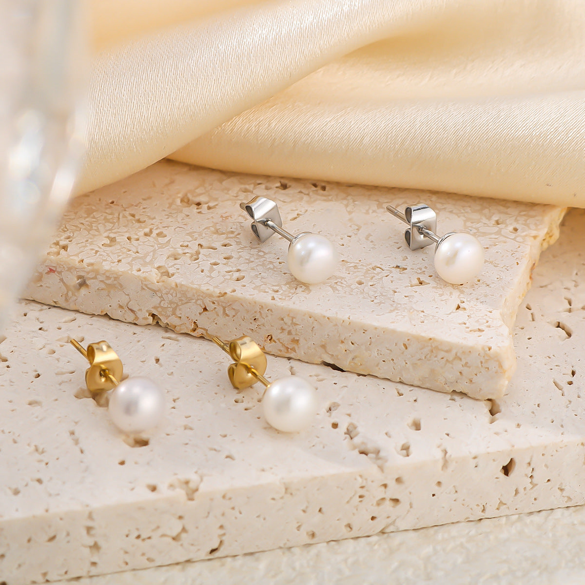 Orecchini a perno tondi minimalisti in acciaio inossidabile placcato oro 18 carati con perle per donna