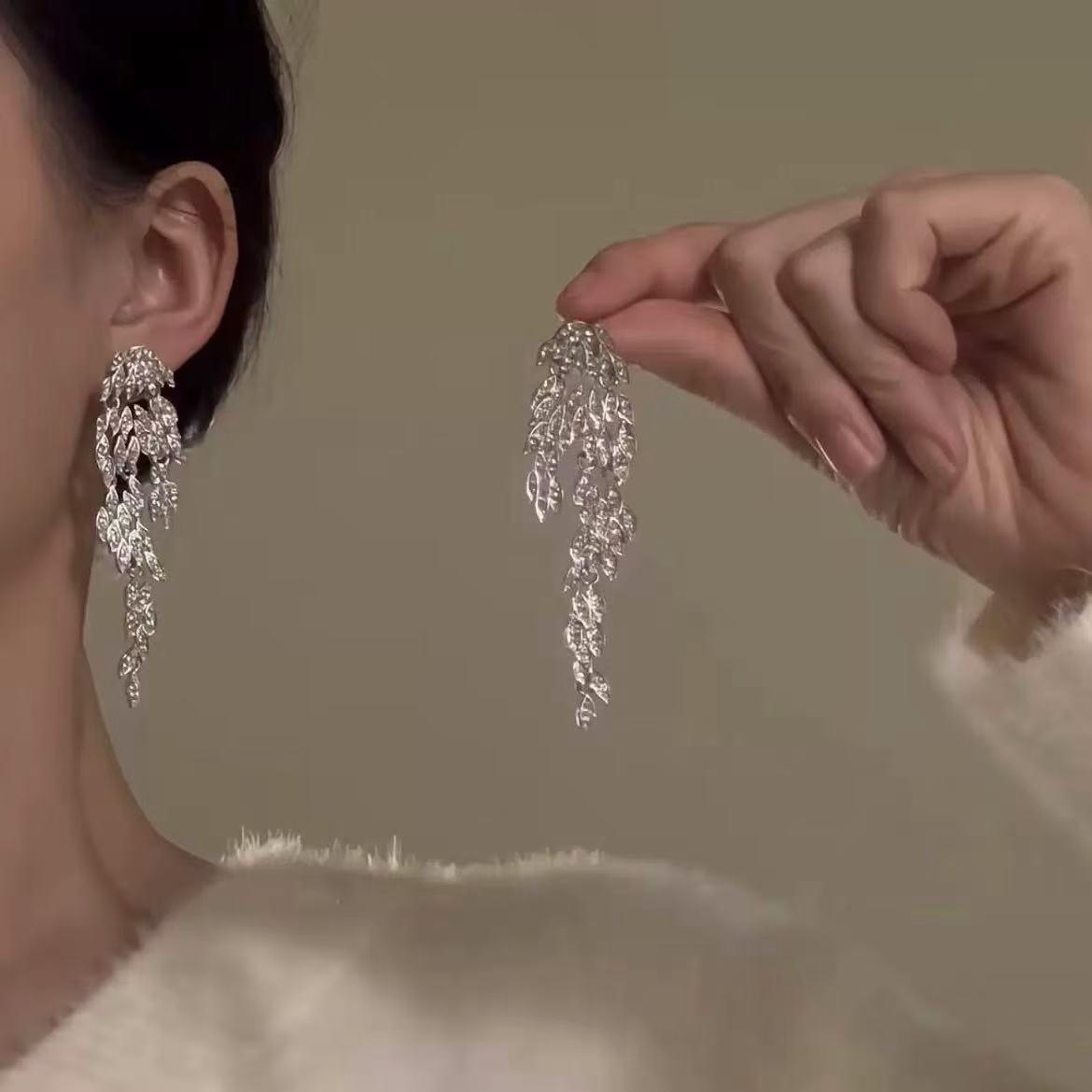Orecchini pendenti con nappe geometriche minimaliste con intarsi di strass in rame placcato e perni in argento sterling 925 da donna