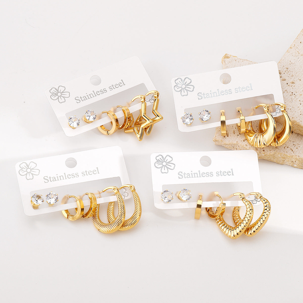 Aretes Minimalistas Geométricos de Acero Inoxidable Bañados en Oro de 14K con Detalles de Pedrería