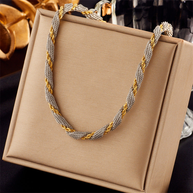 Collana con ciondolo a cuore e farfalla minimalistica di tendenza in acciaio al titanio con intarsio di strass su catena a serpente da donna