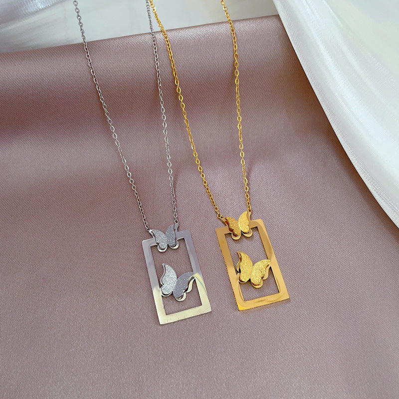 Collana con Ciondolo a Farfalla Minimalista in Acciaio al Titanio Placcato Oro per Donne e Uomini, Delicata Catena per Clavicole con Design a Cornice Geometrica