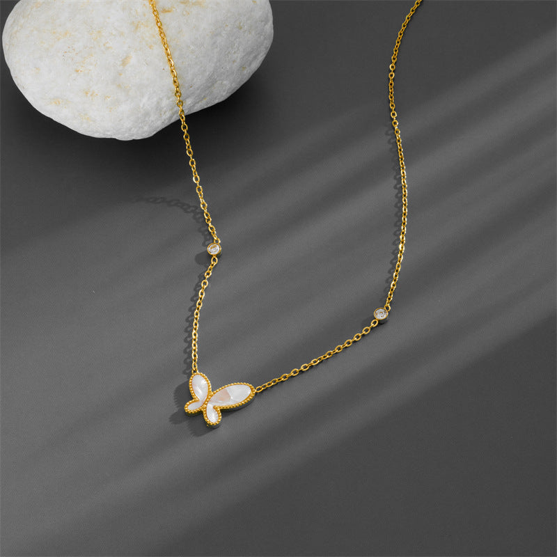 Elegante Collana con Ciondolo a Farfalla in Madreperla per Donna — Acciaio al Titanio con Intarsio in Oro, Catena O, Collana con Chiave di Volta d'Ispirazione Vintage