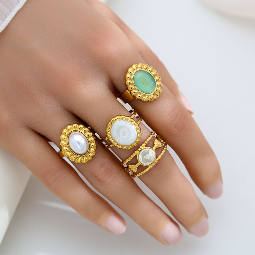 Anello Minimalista Rotondo da Donna in Acciaio al Titanio con Finitura Smaltata e Placcatura in Oro 18K