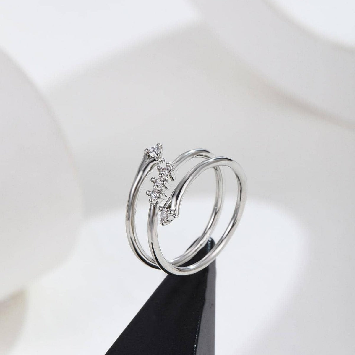 Anillo abierto de cobre con forma de U, geométrico y minimalista para mujer con incrustaciones de circonitas