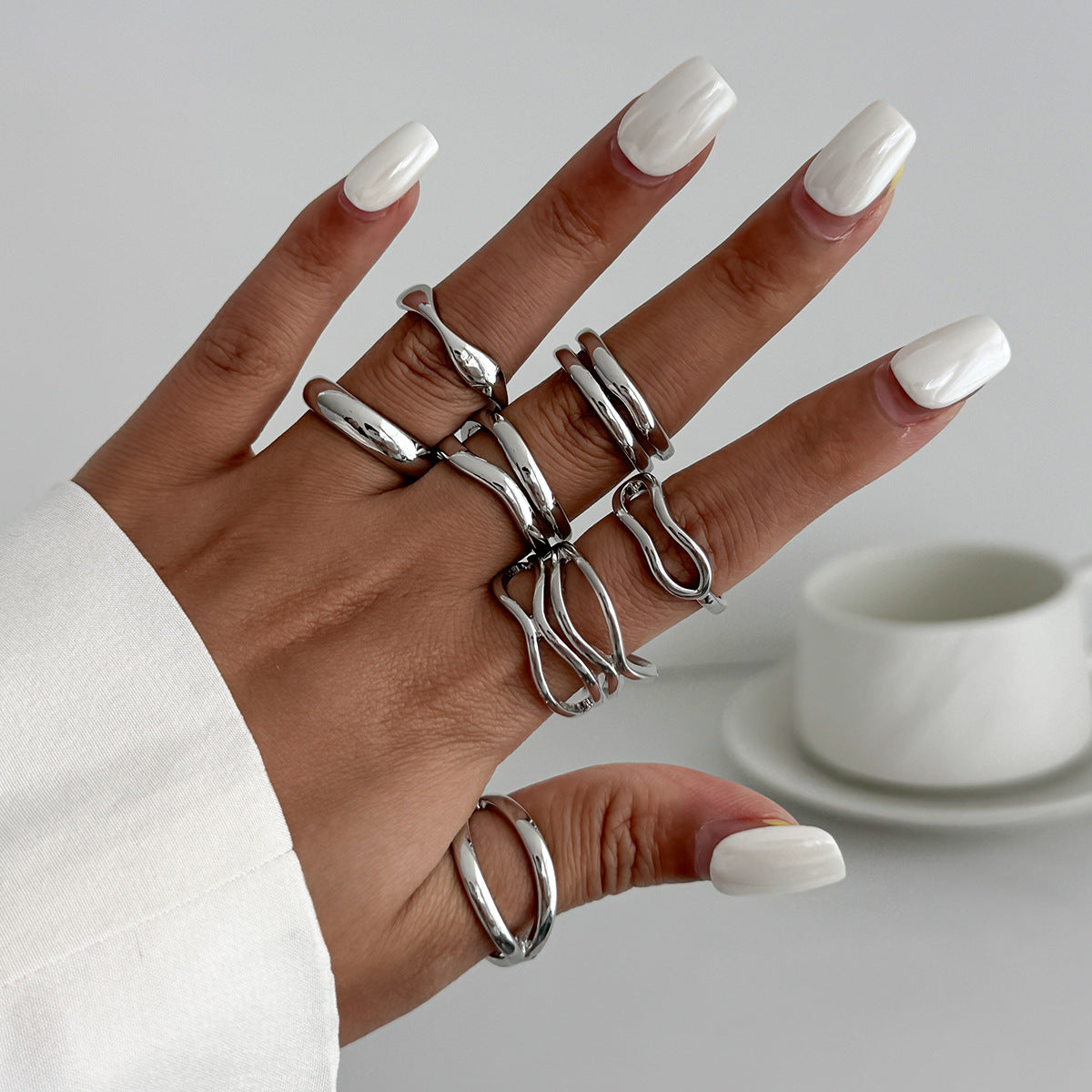 Anello minimalistico da donna in lega di zinco dalla forma geometrica irregolare, con finitura placcata e fascia aperta regolabile