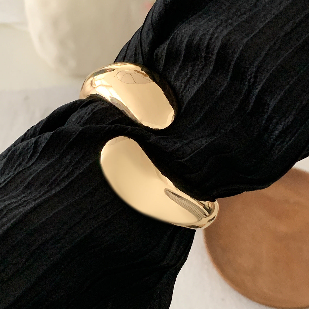 Pulsera exagerada de metal geométrico en espiral con acabado pulido y forma de lágrima irregular