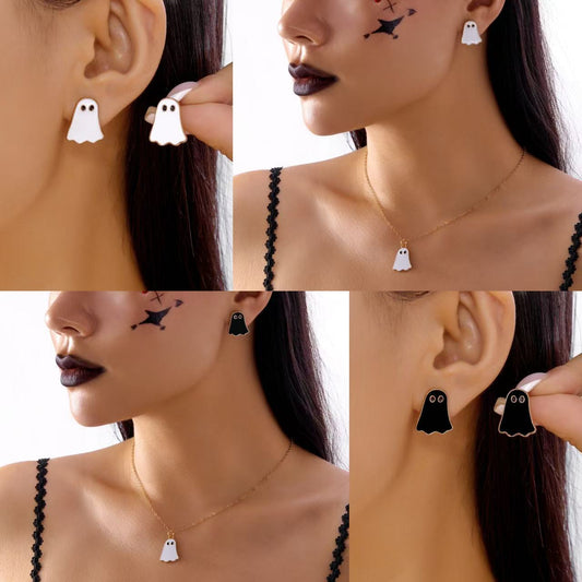 Collar con colgante de fantasma juguetón de Halloween para mujer, accesorio de moda minimalista de aleación electrochapada con diseño en blanco y negro