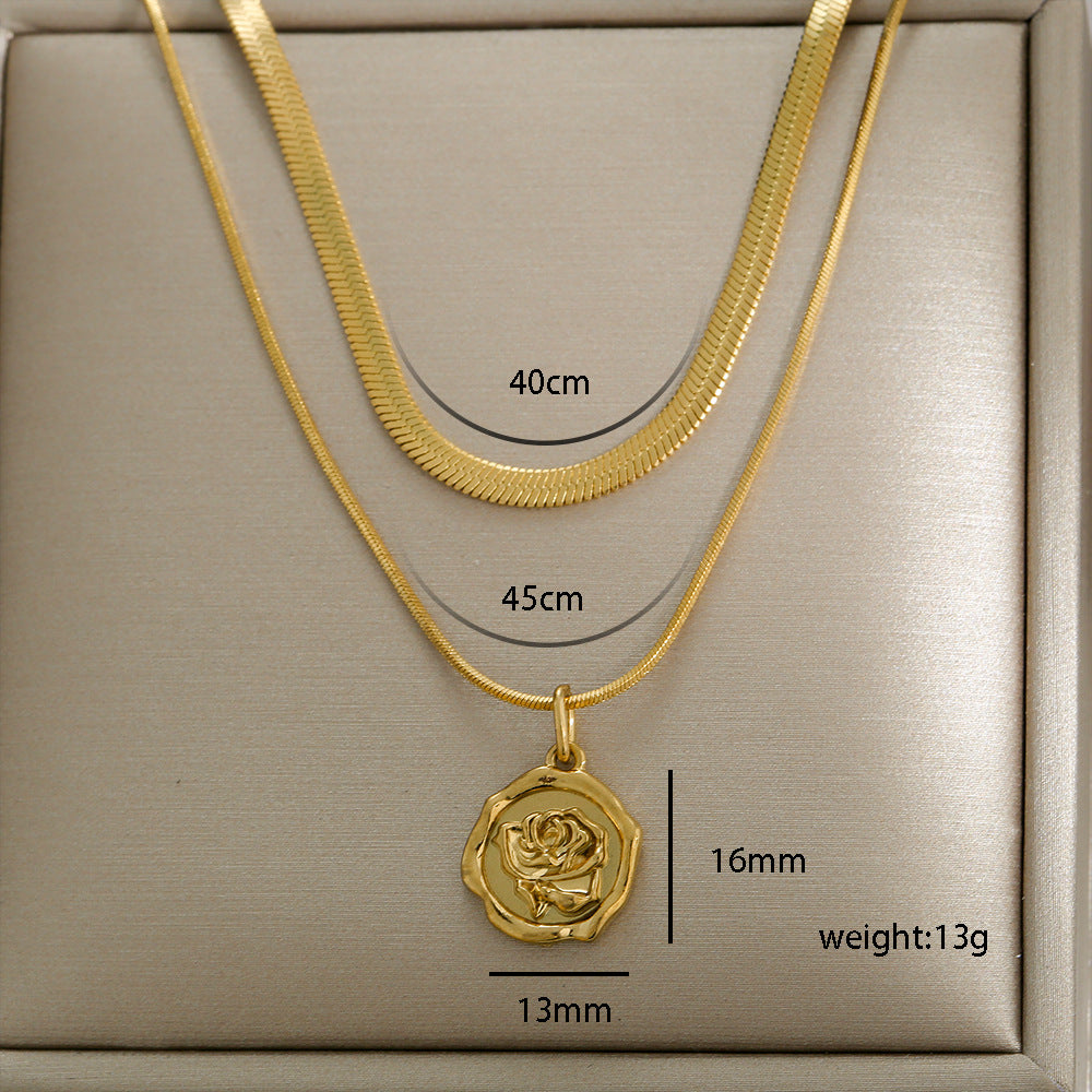 Collana corta a strati in acciaio inossidabile placcato con ciondolo a rosa floreale minimalista da donna con catena a lama