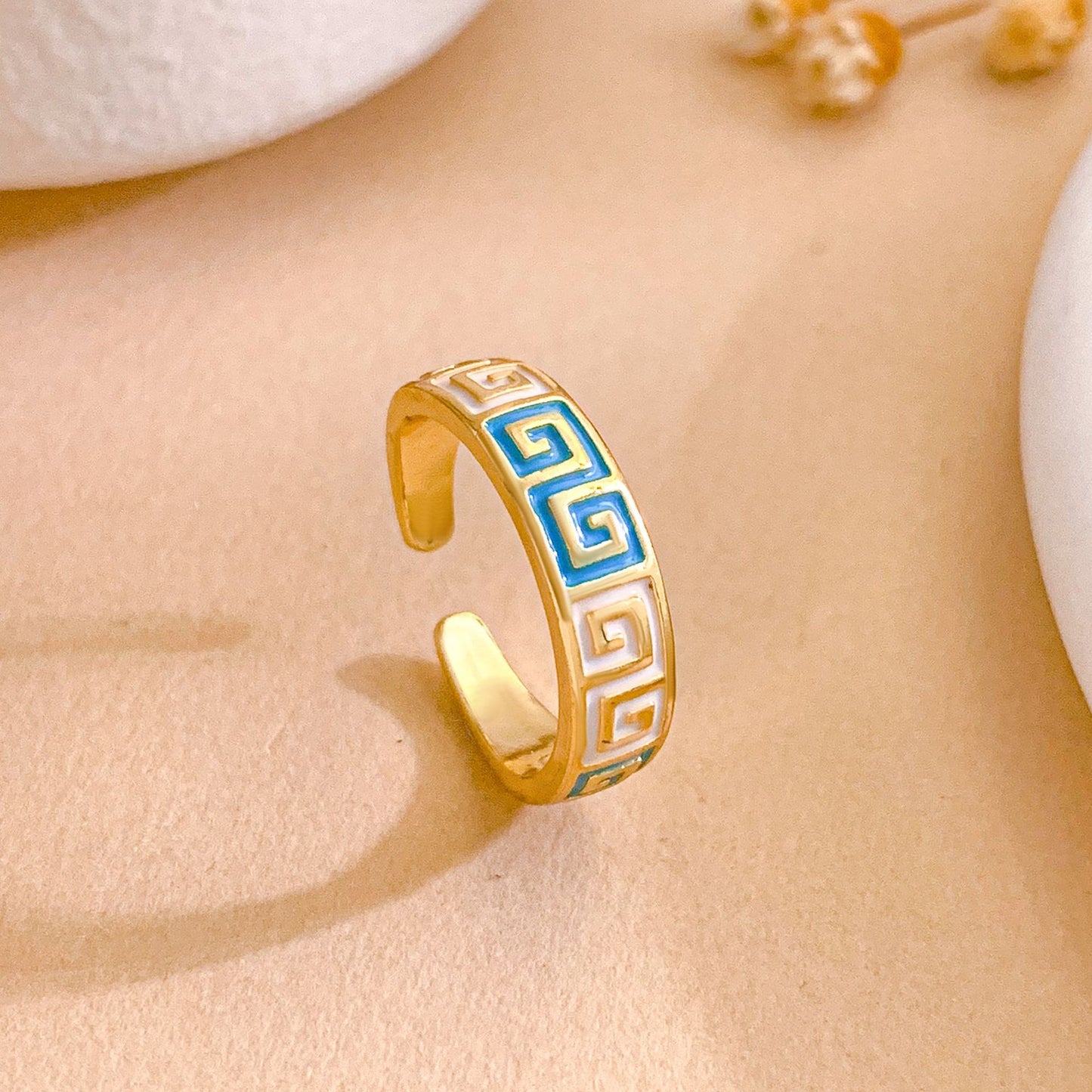 Anello regolabile da donna in ottone placcato oro con lettera a cuore e smalto a goccia colorato