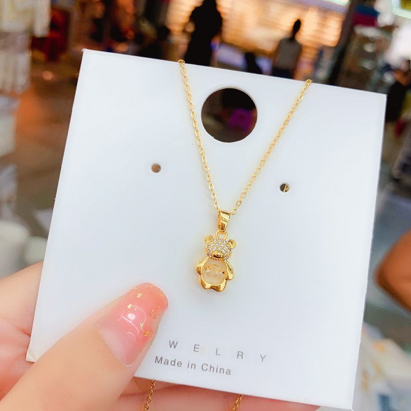 Collana con ciondolo a orsetto carino per donna in acciaio al titanio placcato oro con catena a maglie lunghe e design floreale irregolare