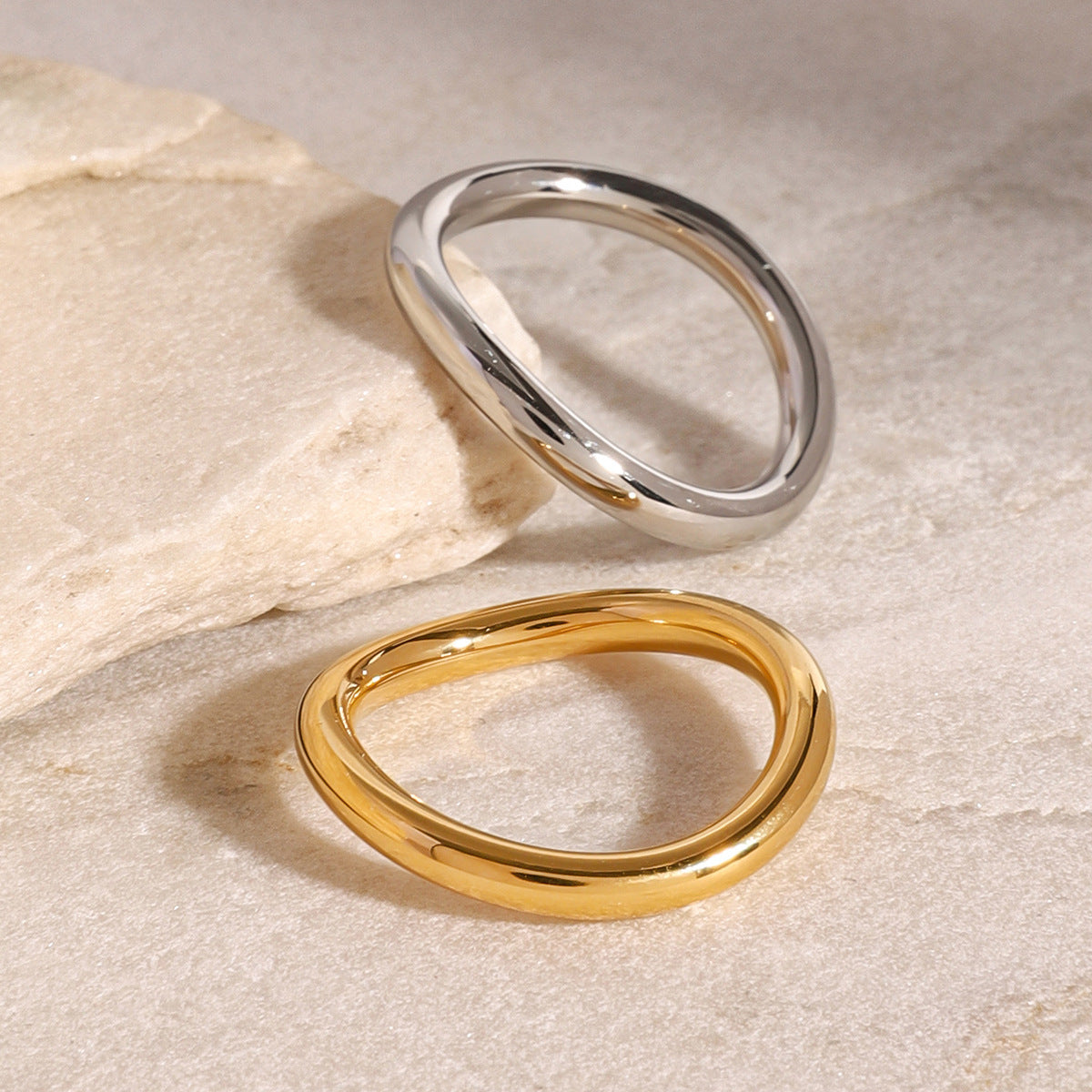 Anillo de acero inoxidable geométrico minimalista con acabado chapado para mujer