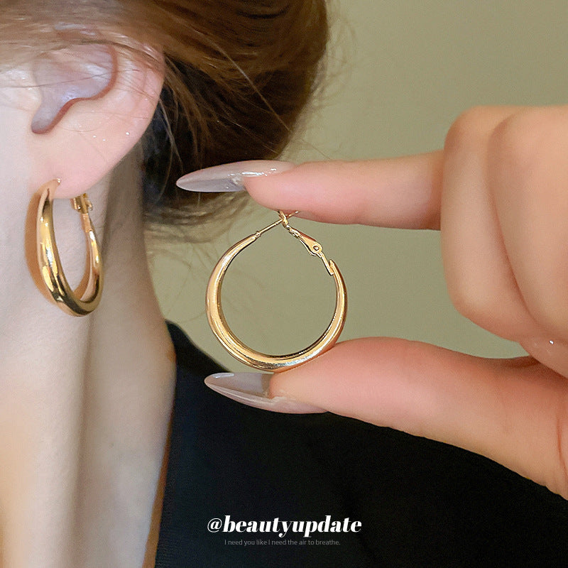 Elegantes aretes de aro geométricos minimalistas de aleación con acabado galvanizado para mujer