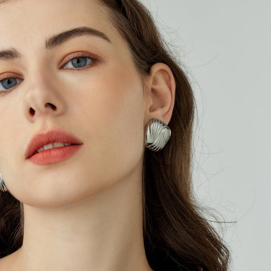 Orecchini a perno quadrati in acciaio inossidabile intagliati in stile vintage con placcatura in oro 18 carati da donna