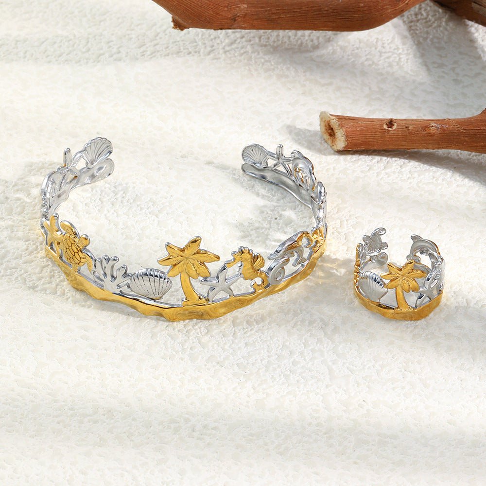 Pulsera Minimalista de Acero Inoxidable con Baño de Oro de 18K, Inspirada en el Océano con Motivos de Concha Marina y Estrella de Mar