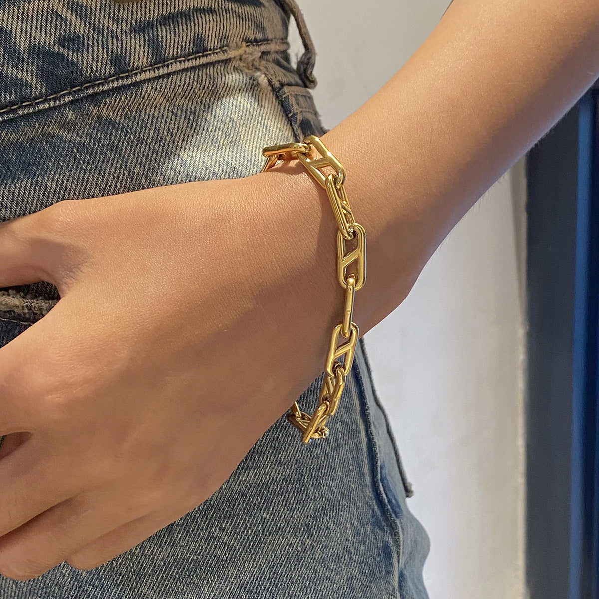Pulsera de Acero Inoxidable Minimalista Geométrica Bañada en Oro para Mujer con Acento Numérico