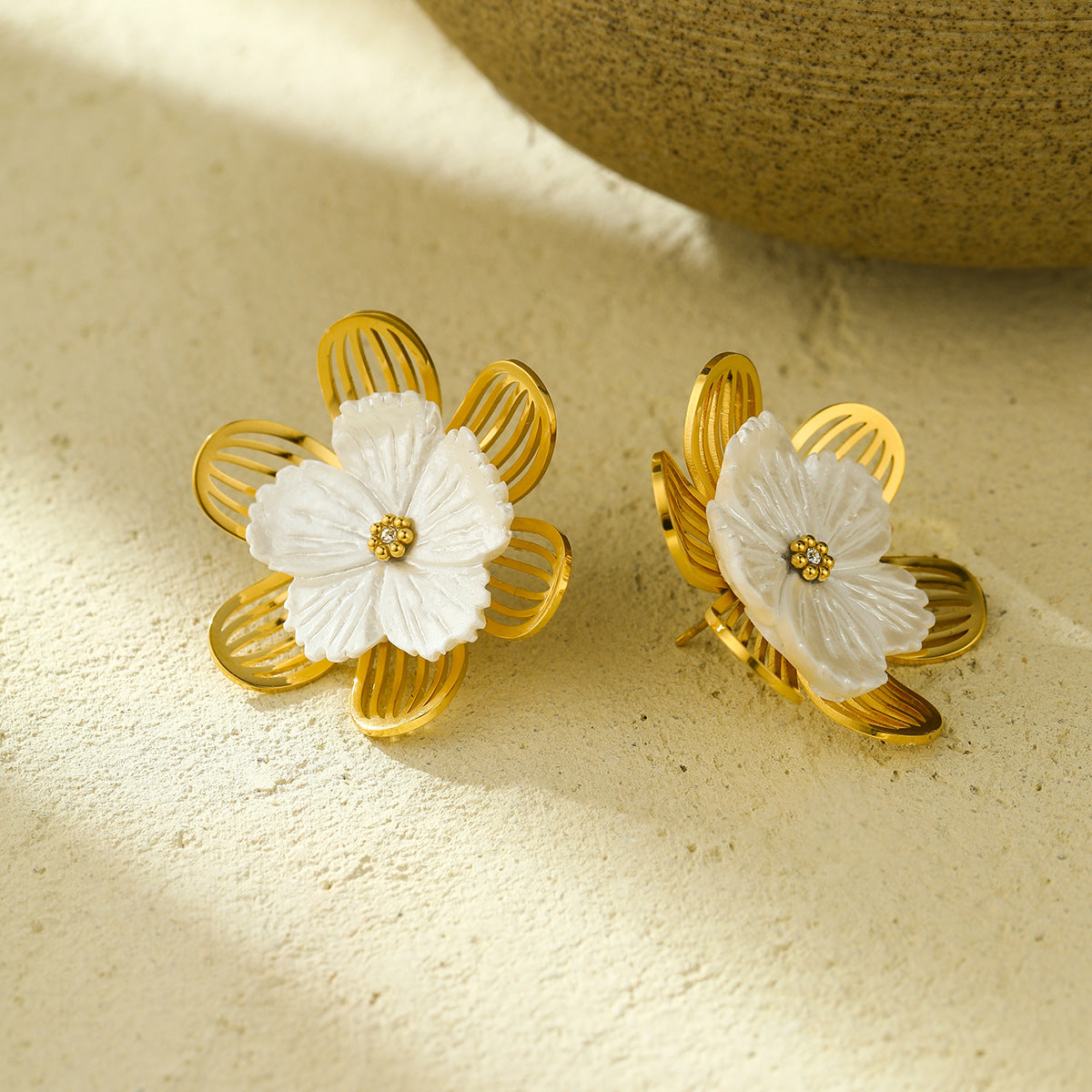 Orecchini pendenti da donna con fiore di gardenia traforato in acciaio inossidabile placcato oro 18 carati, stile minimalista vintage