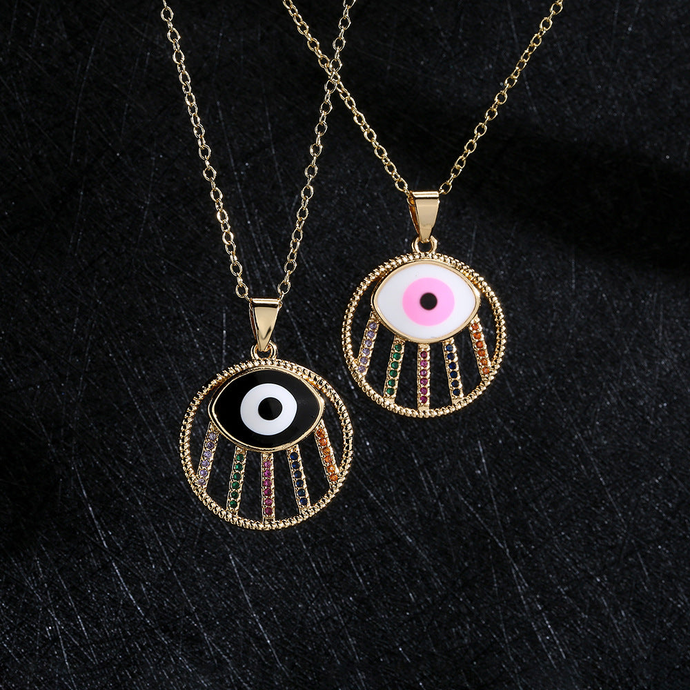 Collana pendente con occhio geometrico minimalista in ottone con finitura smaltata e zirconi micro-pavé