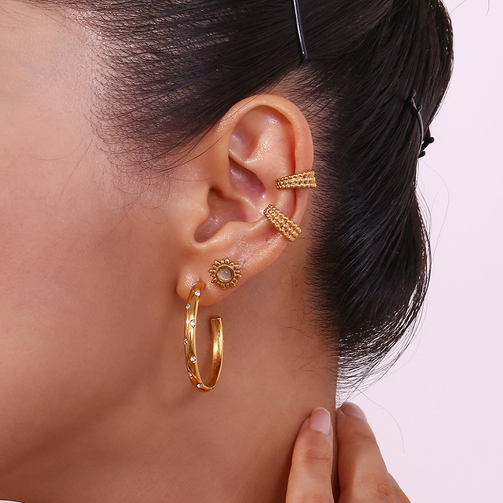 Pendientes de clip de acero inoxidable chapados en oro de 18 quilates con diseño geométrico en forma de C y tres filas de cuentas para mujer, estilo OL.