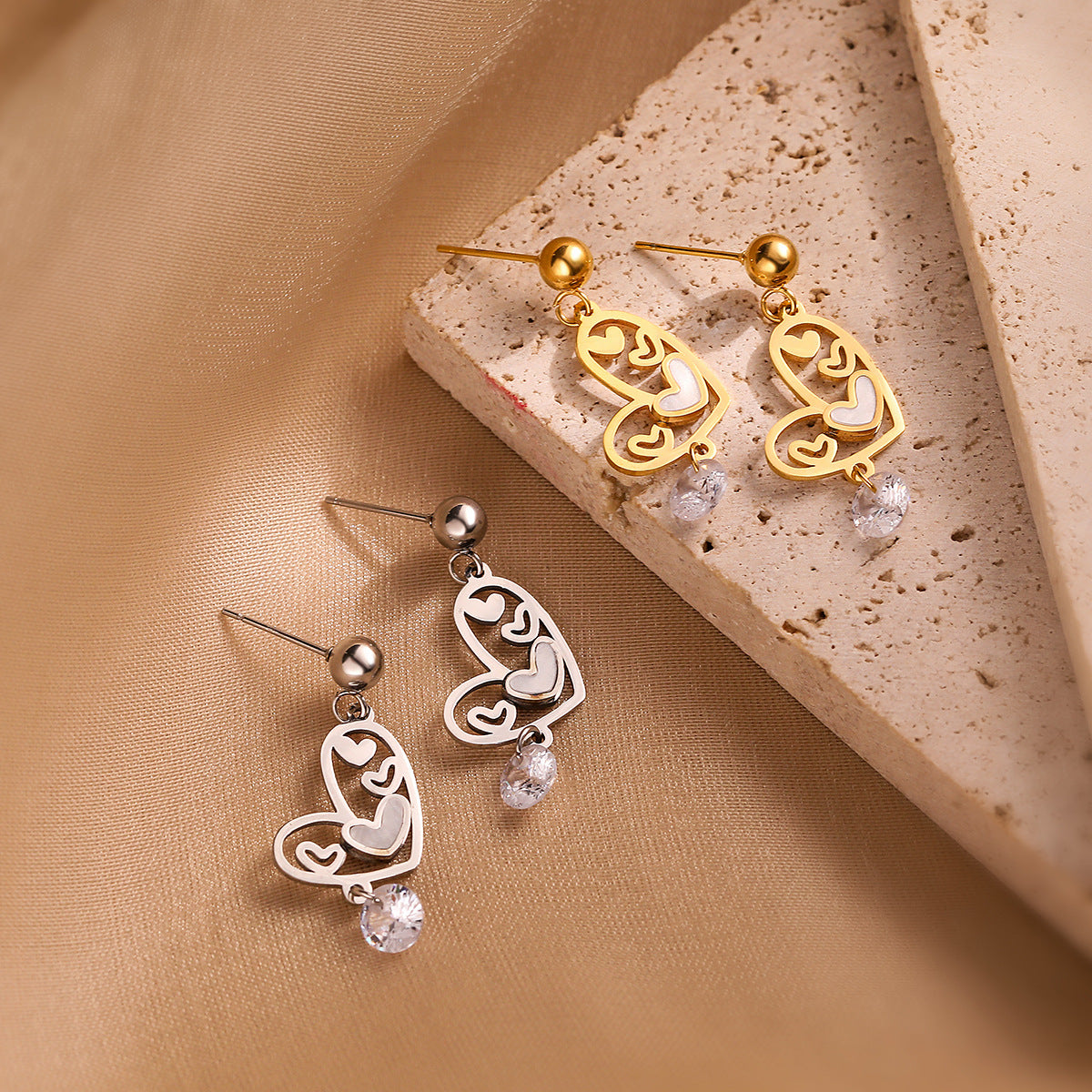 Orecchini minimalisti in acciaio al titanio a forma di cuore vuoto da donna con placcatura in vero oro, gioielli alla moda di lusso